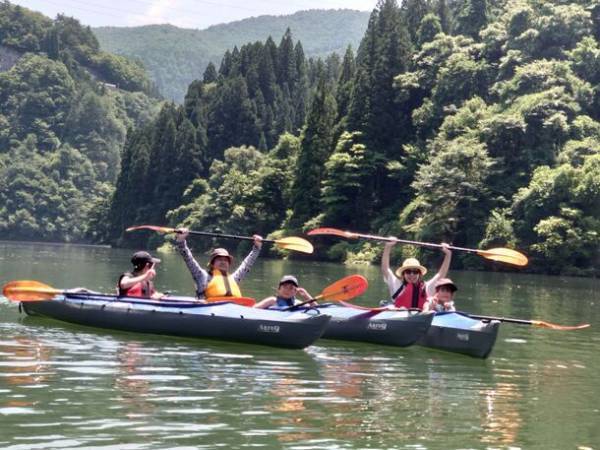 秋の行楽シーズンに向けて福島県・奥会津の「霧幻峡カヤックツアー」販促強化を実施！～雄大な只見川で紅葉を楽しみながら心身をリフレッシュ！！～