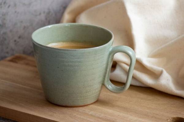 「生涯を添い遂げるマグ 雄勝青瓷 セージグリーン 杉箱入り」が10月5日発売開始　広瀬窯との取り組みで製品化