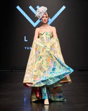 パリコレを席巻した「絵の具」ドレス！戦争・世界平和をテーマにデザイナーYUQI NAKAMURAが新作をパリで発表