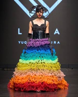 パリコレを席巻した「絵の具」ドレス！戦争・世界平和をテーマにデザイナーYUQI NAKAMURAが新作をパリで発表