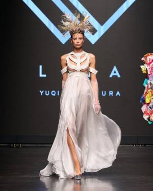 パリコレを席巻した「絵の具」ドレス！戦争・世界平和をテーマにデザイナーYUQI NAKAMURAが新作をパリで発表