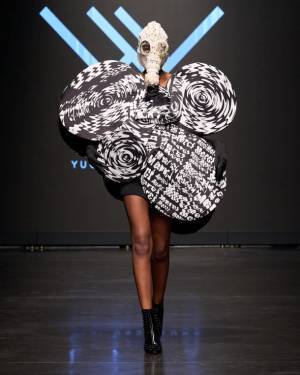 パリコレを席巻した「絵の具」ドレス！戦争・世界平和をテーマにデザイナーYUQI NAKAMURAが新作をパリで発表