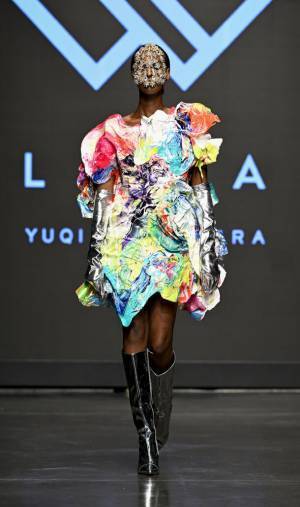 パリコレを席巻した「絵の具」ドレス！戦争・世界平和をテーマにデザイナーYUQI NAKAMURAが新作をパリで発表