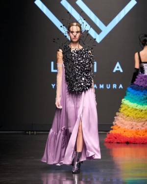 パリコレを席巻した「絵の具」ドレス！戦争・世界平和をテーマにデザイナーYUQI NAKAMURAが新作をパリで発表