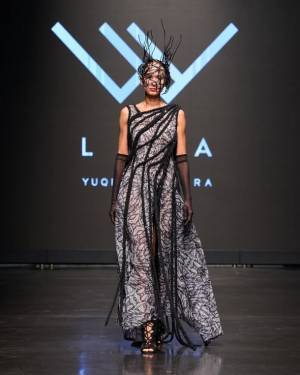 パリコレを席巻した「絵の具」ドレス！戦争・世界平和をテーマにデザイナーYUQI NAKAMURAが新作をパリで発表