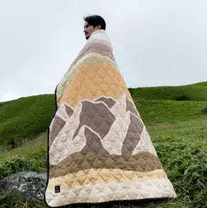 冬のアウトドアで活躍！電源不要で車中泊を寒さから守る「魔法瓶ブランケットLUGH」第4弾がMakuakeにて先行販売開始