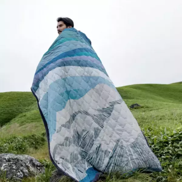 冬のアウトドアで活躍！電源不要で車中泊を寒さから守る「魔法瓶ブランケットLUGH」第4弾がMakuakeにて先行販売開始