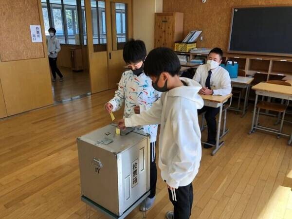 取手市、子どもたちの食への関心を高めるICT×食育授業を実施　テレプレゼンスロボットで給食室を模擬探検！