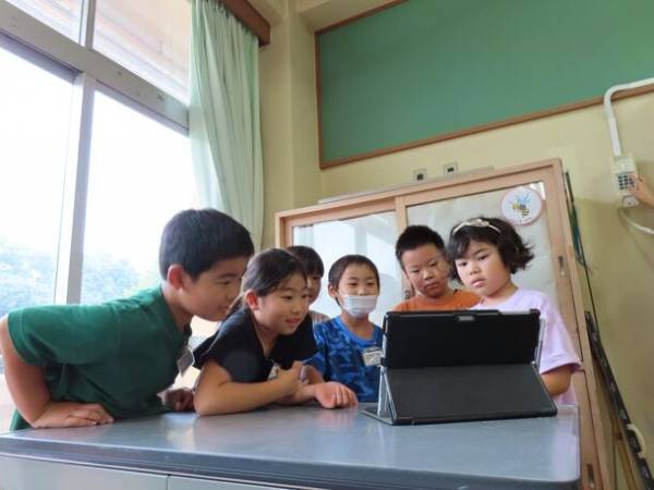 取手市、子どもたちの食への関心を高めるICT×食育授業を実施　テレプレゼンスロボットで給食室を模擬探検！