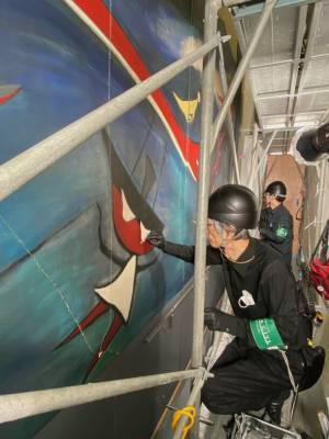 岡本太郎の大壁画『明日の神話』の大規模改修がスタート　今年度は40日間をかけて右から4枚を修復