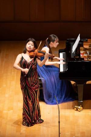 特別価格で至高の音色を。20歳のヴァイオリニスト吉本梨乃がストラディヴァリウスで奏でる「みのりの眼 年末大感謝 特別ニコニコ公演 吉本梨乃ヴァイオリンリサイタル」品川区立五反田文化センターホールにて12月6日(水)開催