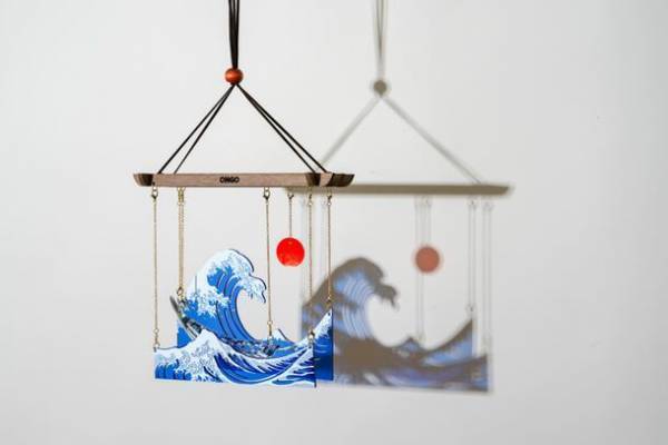 日本を代表する浮世絵作品「葛飾北斎 - 神奈川沖浪裏」をインテリアオブジェ化した「ONGO」の「北斎サンキャッチャー」が10月12日に先行販売を実施！