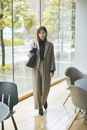 芳根京子が等身大のOL熱演！仕事に奮闘！カラフルニットで4変化　満開の笑顔に！動画公開。楽曲はいきものがかりが書きおろし！インタビュー・メイキングも！芳根流リフレッシュ法は「雑貨屋巡り」