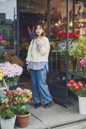 芳根京子が等身大のOL熱演！仕事に奮闘！カラフルニットで4変化　満開の笑顔に！動画公開。楽曲はいきものがかりが書きおろし！インタビュー・メイキングも！芳根流リフレッシュ法は「雑貨屋巡り」