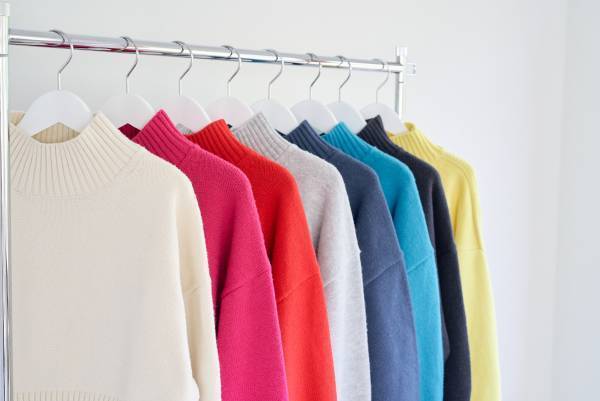 芳根京子が等身大のOL熱演！仕事に奮闘！カラフルニットで4変化　満開の笑顔に！動画公開。楽曲はいきものがかりが書きおろし！インタビュー・メイキングも！芳根流リフレッシュ法は「雑貨屋巡り」