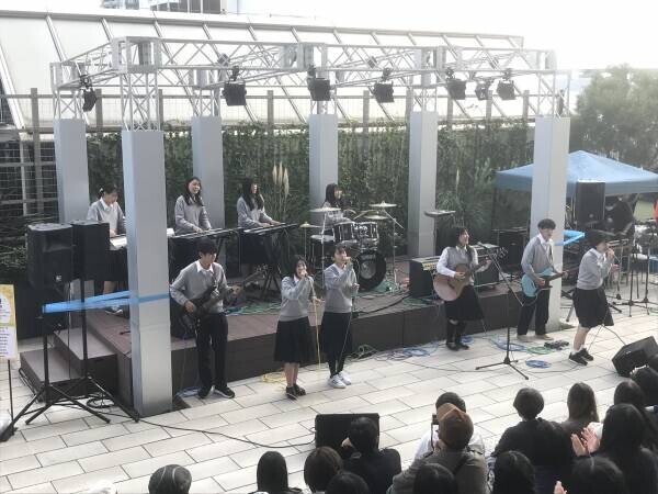 約1,800名の高校生が参加する音楽イベントを百貨店の屋上で開催