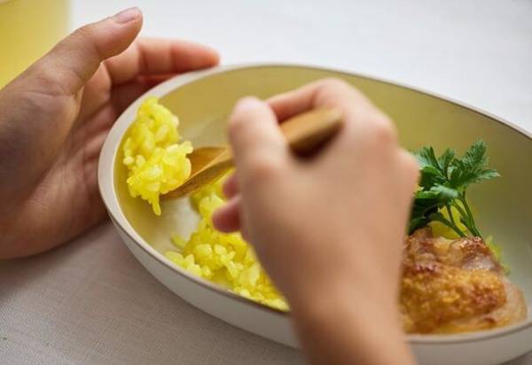 “子どもから高齢者まで” ユニバーサルデザインをテーマとした食器『scoosy』が「2023年度グッドデザイン賞」を受賞！