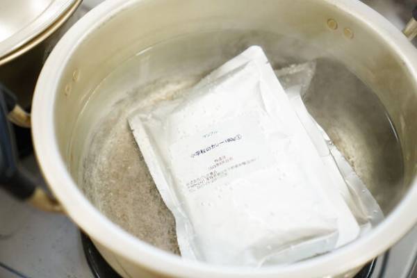 レトルトカレーのプロが授業を通して小学生と一緒にオリジナル商品を企画開発