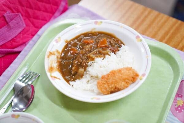 レトルトカレーのプロが授業を通して小学生と一緒にオリジナル商品を企画開発