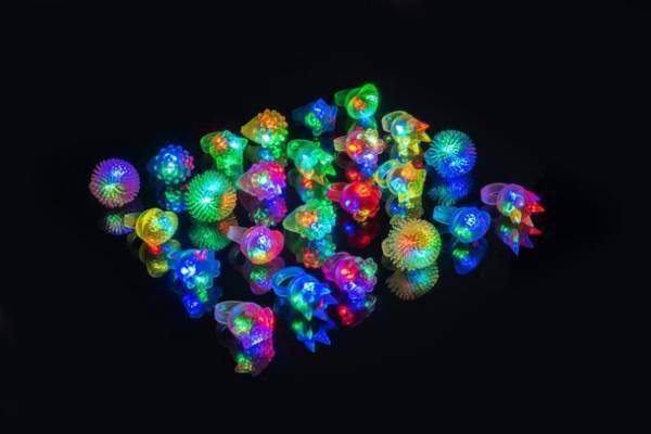 ハロウィンも大活躍！ホームパーティーを盛り上げるグッズが登場　子どもから大人まで付けられる「光る指輪」が発売！