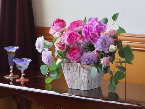 日比谷花壇、葬儀業大手「セレモア」とのコラボレーションプラン『グランメモリアル紀尾井』日比谷花壇デザインの生花祭壇を含むプレミアムな葬祭サービスプランを10月17日（火）から、セレモアで販売開始。