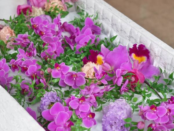 日比谷花壇、葬儀業大手「セレモア」とのコラボレーションプラン『グランメモリアル紀尾井』日比谷花壇デザインの生花祭壇を含むプレミアムな葬祭サービスプランを10月17日（火）から、セレモアで販売開始。