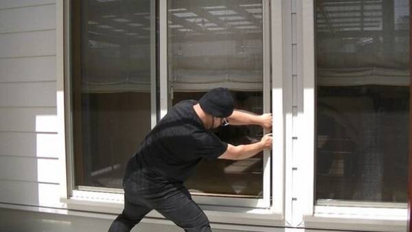 窓を開けて換気しながら施錠可能！廃プラから造った防犯二重ロック「LEGLOCK」の一般発売開始