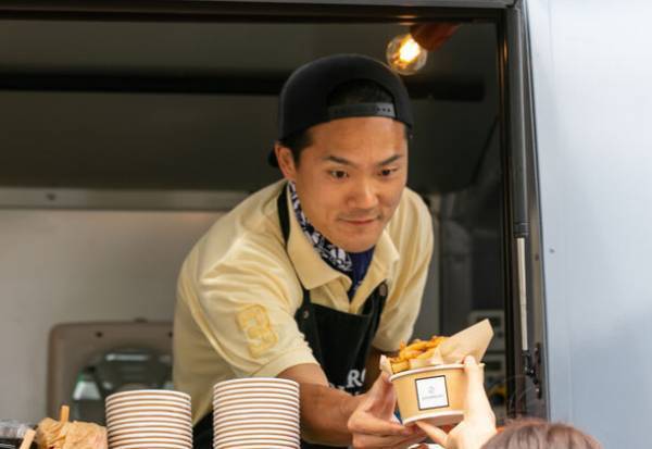 北海道びばい発、自家製ソースが映える！個性的なフライドポテト「アソンブロッソ！新千歳空港店」10月28日オープン