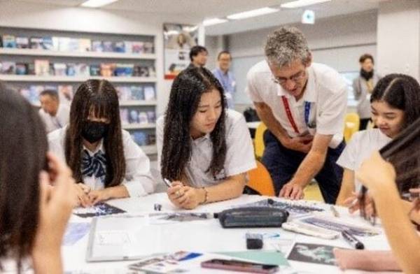 高校生による英語ガイド「TOKYO GUNDAM English Guide」を実施！TOKYOガンダムプロジェクト2023、4年ぶりに対面式にて おもてなし　英語でガンダムや臨海副都心エリア観光案内、オリジナルマップも配布2023年11月3日(金・祝)から12月10日(日)までの土日祝日