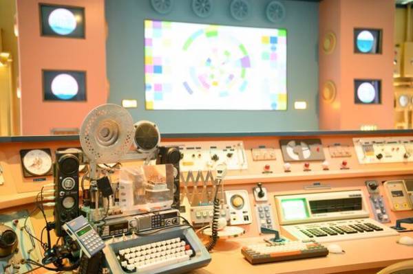 ドラマ『時をかけるな、恋人たち』美術デザイナー・後藤レイコの仕事術に迫るインタビューを公開　レトロフューチャーなセットに注目！