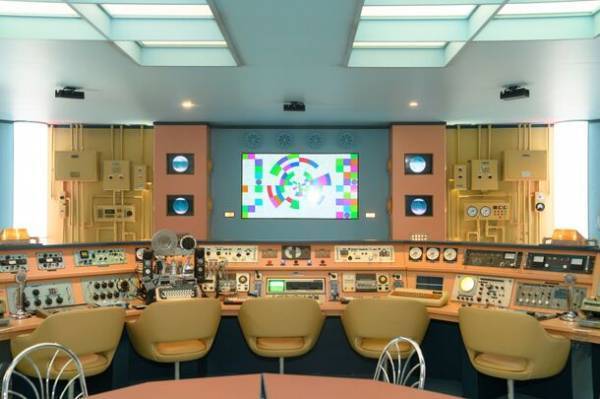 ドラマ『時をかけるな、恋人たち』美術デザイナー・後藤レイコの仕事術に迫るインタビューを公開　レトロフューチャーなセットに注目！