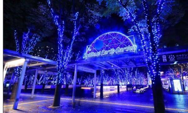 「たまアリ△タウン けやきひろばイルミネーション2023-24」　11月11日にYouTuberピアニストのよみぃさんを迎え点灯セレモニーとライブパフォーマンスを実施！