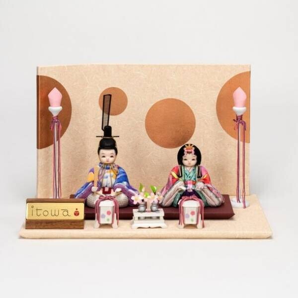 江戸木目込人形の柿沼人形が、ヨーロッパのドレス生地をまとった新シリーズを発表　雛人形と兜を数量限定で発売