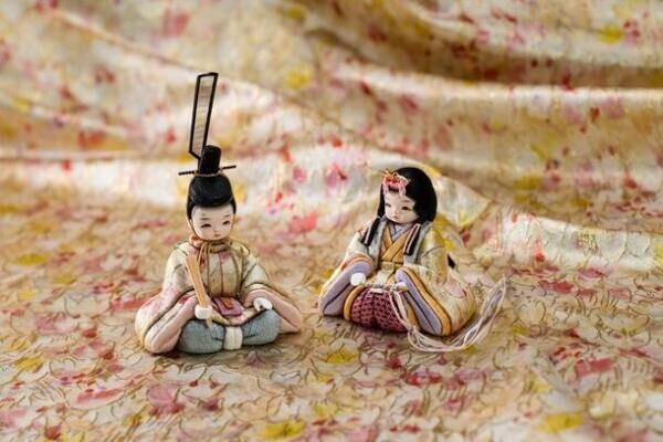 江戸木目込人形の柿沼人形が、ヨーロッパのドレス生地をまとった新シリーズを発表　雛人形と兜を数量限定で発売