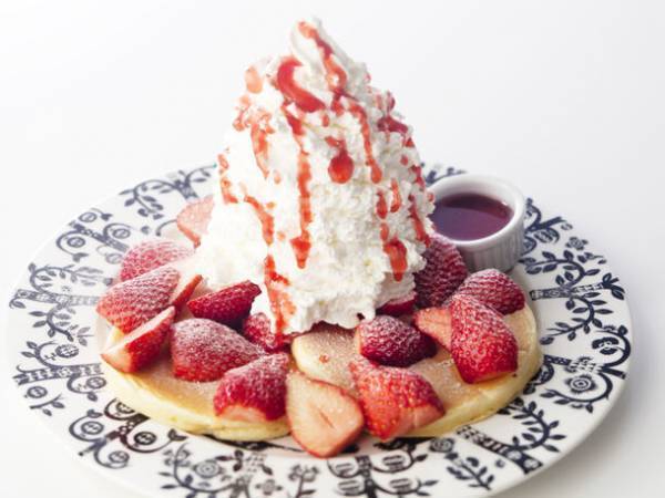 栃木県小山市「いちごの里」のカフェにて、平日1日1個限定・完全予約制の超巨大パフェ「メガいちごパフェ」を12月1日に発売