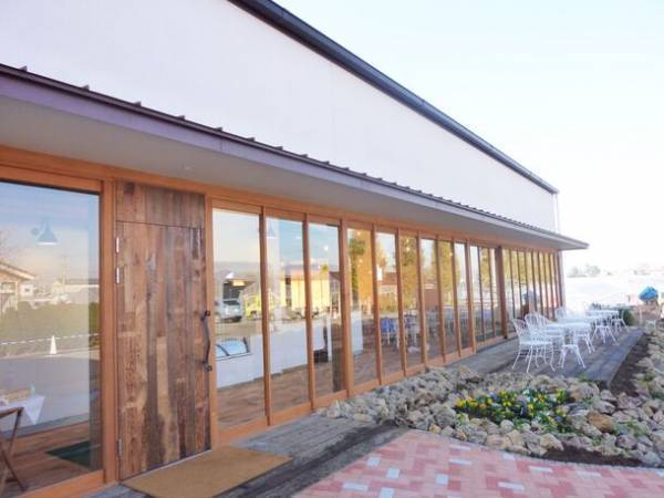 栃木県小山市「いちごの里」のカフェにて、平日1日1個限定・完全予約制の超巨大パフェ「メガいちごパフェ」を12月1日に発売