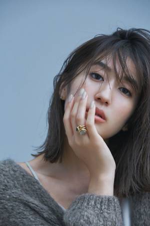 人気モデル「有末麻祐子」が着こなす『ANAYI(アナイ)』2023秋冬アウター特集を公開！