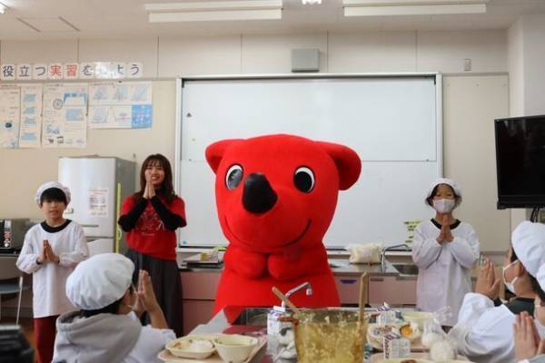 学校給食と連携した「学べる粒すけ授業」を実施！子供たちが給食で炊き立てご飯を体験