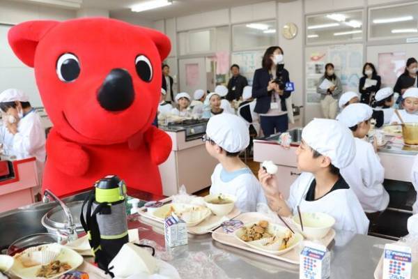 学校給食と連携した「学べる粒すけ授業」を実施！子供たちが給食で炊き立てご飯を体験