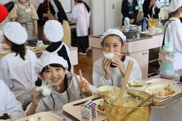 学校給食と連携した「学べる粒すけ授業」を実施！子供たちが給食で炊き立てご飯を体験