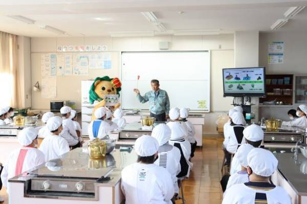 学校給食と連携した「学べる粒すけ授業」を実施！子供たちが給食で炊き立てご飯を体験