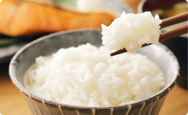 学校給食と連携した「学べる粒すけ授業」を実施！子供たちが給食で炊き立てご飯を体験