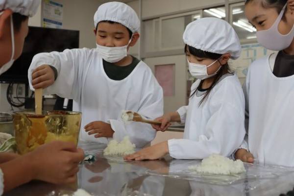 学校給食と連携した「学べる粒すけ授業」を実施！子供たちが給食で炊き立てご飯を体験
