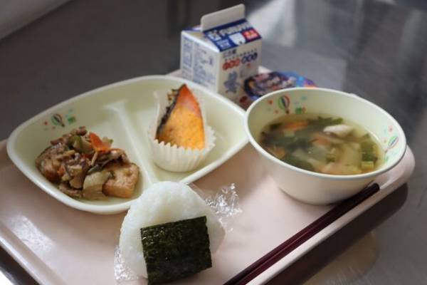 学校給食と連携した「学べる粒すけ授業」を実施！子供たちが給食で炊き立てご飯を体験