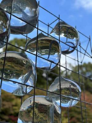 「六甲ミーツ・アート芸術散歩2023 beyond」受賞アーティスト加藤 美紗(かとう みいさ)氏の金泉・銀泉を使用した作品「溢れる（あふれる）」が「有馬温泉 太閤の湯」で展示されています