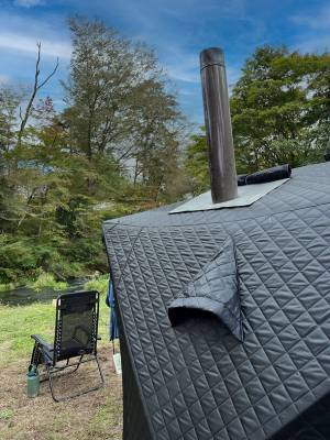 〈キャンプ場初！〉今話題のテントサウナが体験できる！「渓流沿いサイト＋サウナテント一式プラン」スタート