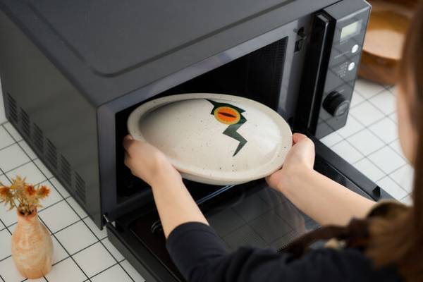 「『ジュラシック・パーク』30周年 Makuakeプロジェクト特集」にコラボ企画商品『ジュラ・スター』でプロジェクトに参画！“恐竜の卵”デザインの萬古焼製陶器が11月9日登場