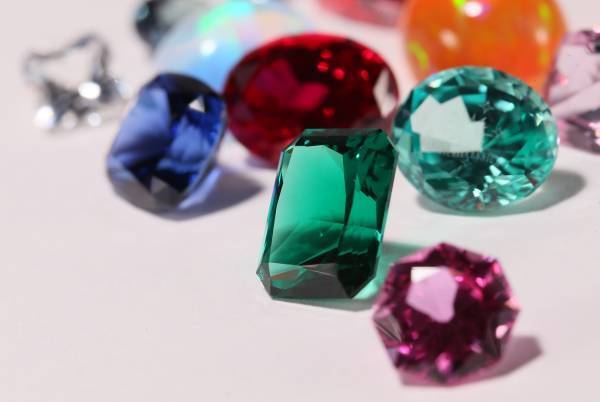 ラボから生まれたエシカルな輝きを、京セラのラボグロウン宝石「クレサンベール」