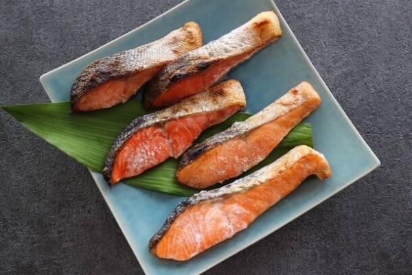 鮭の日到来！種類や産地の違いでこんなにも違う「世界の旨い鮭」　5つの種類の鮭が味わえる「利鮭セット」がざこばの朝市オンラインショップで11月11日(土)に販売開始