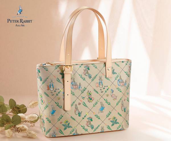 キャラクターがいきいきと表現された、ピーターラビット TM＜スウィート・フォレスト＞ジャカード織りのナチュラルトート、新発売！